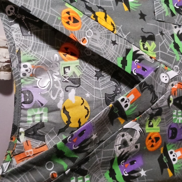 🎃Halloween Scrub 🎃UA Top  XL 🥳 👻 - Picture 2 of 9